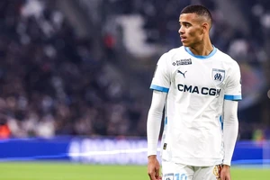 Quả bóng đang nằm trong chân của Mason Greenwood