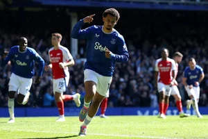 Arsenal chia điểm trước Everton