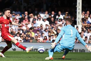 Liverpool thua sốc trước Fulham, Southampton xuống hạng