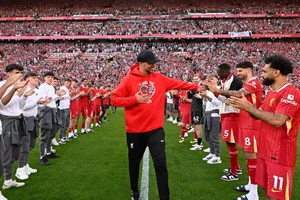 Klopp trở lại Liverpool nâng cao chức vô địch Premier League