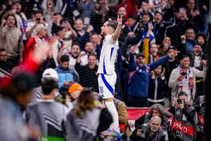 MU dẫn đầu cuộc đua mua ngôi sao là phù thủy với trái bóng