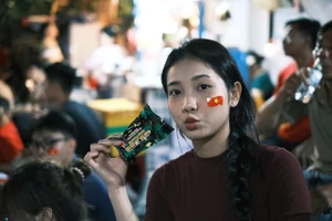 Người dân 'thấy vui trong lòng" khi nhận được lương khô từ các chiến sĩ Quân khu 7