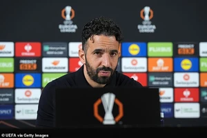 Amorim yêu cầu MU chơi bóng để kiếm tiền ở Premier League