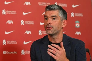 Cuộc gọi của Hughes thuyết phục Alexander-Arnold ở lại Liverpool