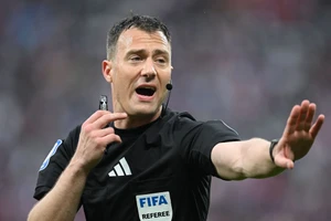 Tranh cãi trọng tài nhận hối lộ bị treo còi 6 tháng bắt chính trận PSG gặp Arsenal