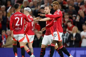 Neville tuyên bố 10 ngôi sao của MU sẽ bị bán