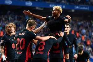 Barcelona vô địch La Liga trong trận đấu bị tạm dừng với sự cố kinh hoàng