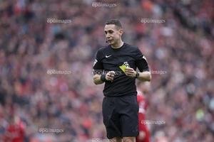 Trọng tài nổi tiếng bị Premier League sa thải lên tiếng về công việc mới gây sốc