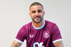 Đội trưởng Man City hoàn tất vụ chuyển nhượng gây sốc