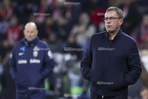 Cựu HLV của MU phẫu thuật khẩn cấp