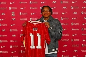 Liverpool chiêu mộ thần đồng 16 tuổi ngay trước mũi của MU