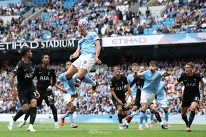 Man City thua sốc trên sân nhà