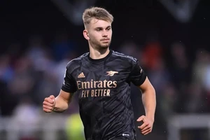 Cựu tiền đạo Arsenal chấn thương sọ não sau pha va chạm kinh hoàng trên sân