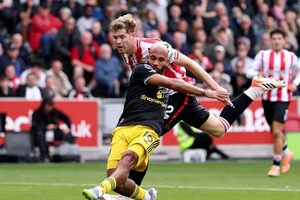 Premier League giải thích lý do không rút thẻ đỏ trong trận MU thua Brentford