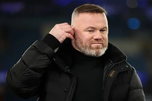 Rooney bị chỉ trích dữ dội vì phát tán thuyết âm mưu về MU