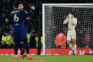 Arsenal bị phạt nặng vì chơi xấu MU