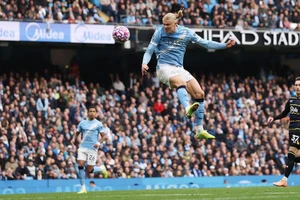 Man City vươn lên ngôi đầu bảng xếp hạng Premier League