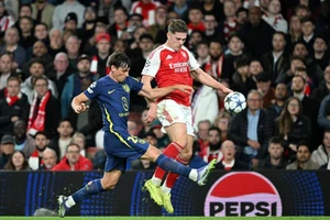 Arsenal “hủy diệt” Atletico Madrid, Man City thắng nhẹ nhàng