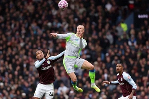 Man City thua sốc, Arsenal vững vàng trên đỉnh Premier League