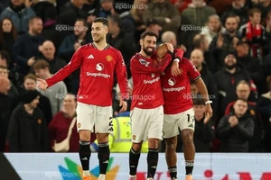 Liverpool thua sốc, MU vào Top 4 Premier League