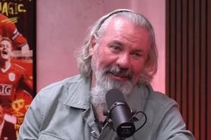 Không ai còn nhận ra diện mạo huyền thoại của MU