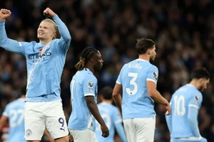 Man City áp sát Arsenal nhờ Haaland thăng hoa