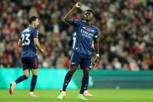 Arsenal đánh rơi chiến thắng phút bù giờ