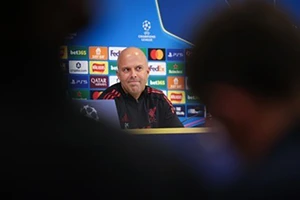 Pep Guardiola giải thích vì sao Man City quá mạnh, Slot đổ lỗi cho trọng tài