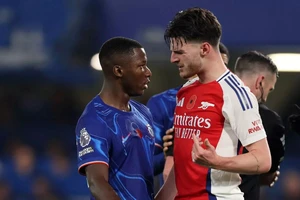 Cuộc tranh luận giữa Caicedo và Declan Rice phải dừng lại
