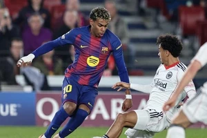 Yamal lập kỷ lục Champions League mới vẫn hờn dỗi