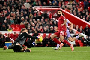 Salah phá kỷ lục của Rooney