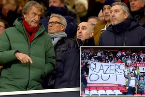 Fan giận dữ bỏ phiếu bất tín nhiệm ban lãnh đạo MU: Gã hề bất tài