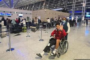 Nóng: Hình ảnh U-23 Việt Nam ra sân bay về nước, Hiểu Minh ngồi xe lăn cười hạnh phúc