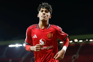 Thần đồng 15 tuổi của MU bị đuổi khỏi sân: 'Cậu ấy rất suy sụp'