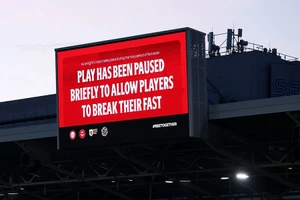 Danh sách các trận đấu ở Premier League tạm dừng để cầu thủ được ăn