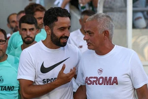 Mourinho nhắn tin cảnh báo Amorim về MU