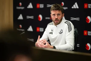 Carrick tiết lộ thần đồng của MU không thể ra mắt vì quy định kỳ lạ