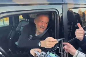 Luis Enrique không thể nhịn cười trước câu hỏi về MU