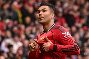 Casemiro tiết lộ vợ bật khóc vì MU