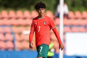 Ronaldo Jr đối mặt thử thách giống Kai Rooney