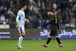 Ronaldo ngăn cản Messi