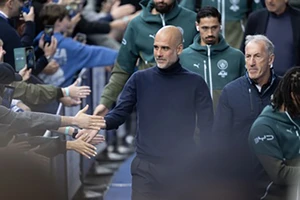 Pep Guardiola chơi chữ nói Man City vô địch Premier League nhờ 1 tờ báo