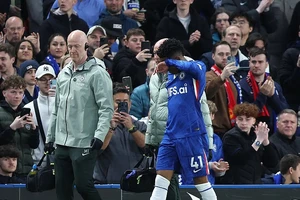 Sao Chelsea bật khóc sau trận thua MU, Carrick nói về vẻ đẹp của bóng đá