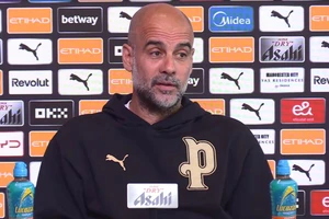 Pep Guardiola đáp trả Rooney về hành động quá lố của Man City