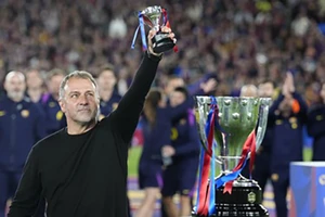 Barcelona làm được điều lần đầu tiên trong lịch sử, Flick xúc động