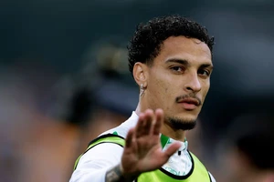 Antony bóng gió chỉ trích MU