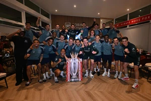Arsenal ăn mừng điên cuồng, nâng cúp vô địch Premier League