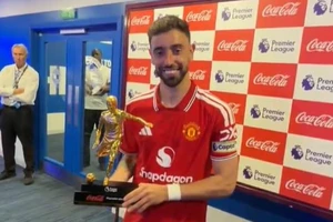 Bruno Fernandes nhận cúp của Premier League giữa những tranh cãi