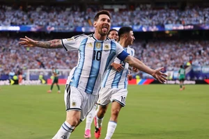 Messi và Mbappe cùng san bằng kỷ lục lịch sử và quả phạt đền gây tranh cãi