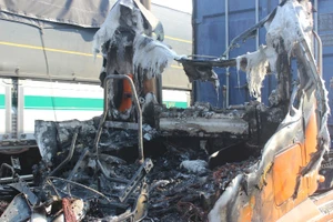 Tài xế container dùng bình cứu hỏa mini dập lửa bất thành